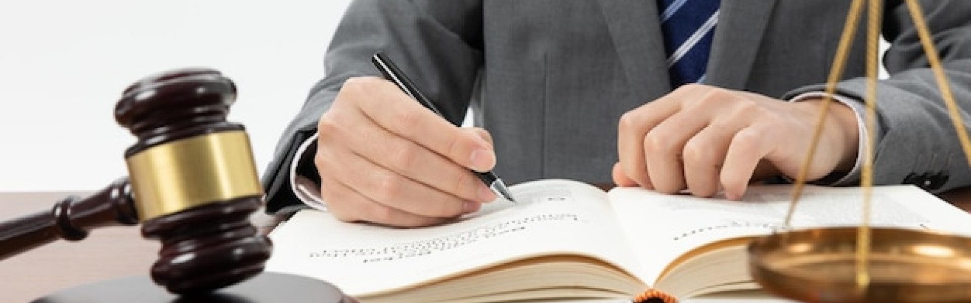 Quand consulter un avocat en droit des successions ? Situations et enjeux