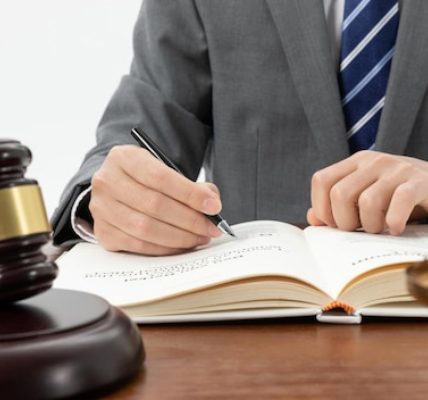 Quand consulter un avocat en droit des successions ? Situations et enjeux
