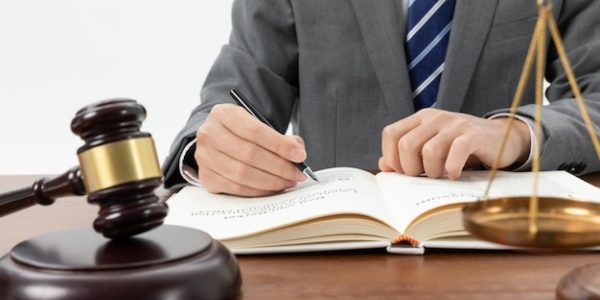 Quand consulter un avocat en droit des successions ? Situations et enjeux